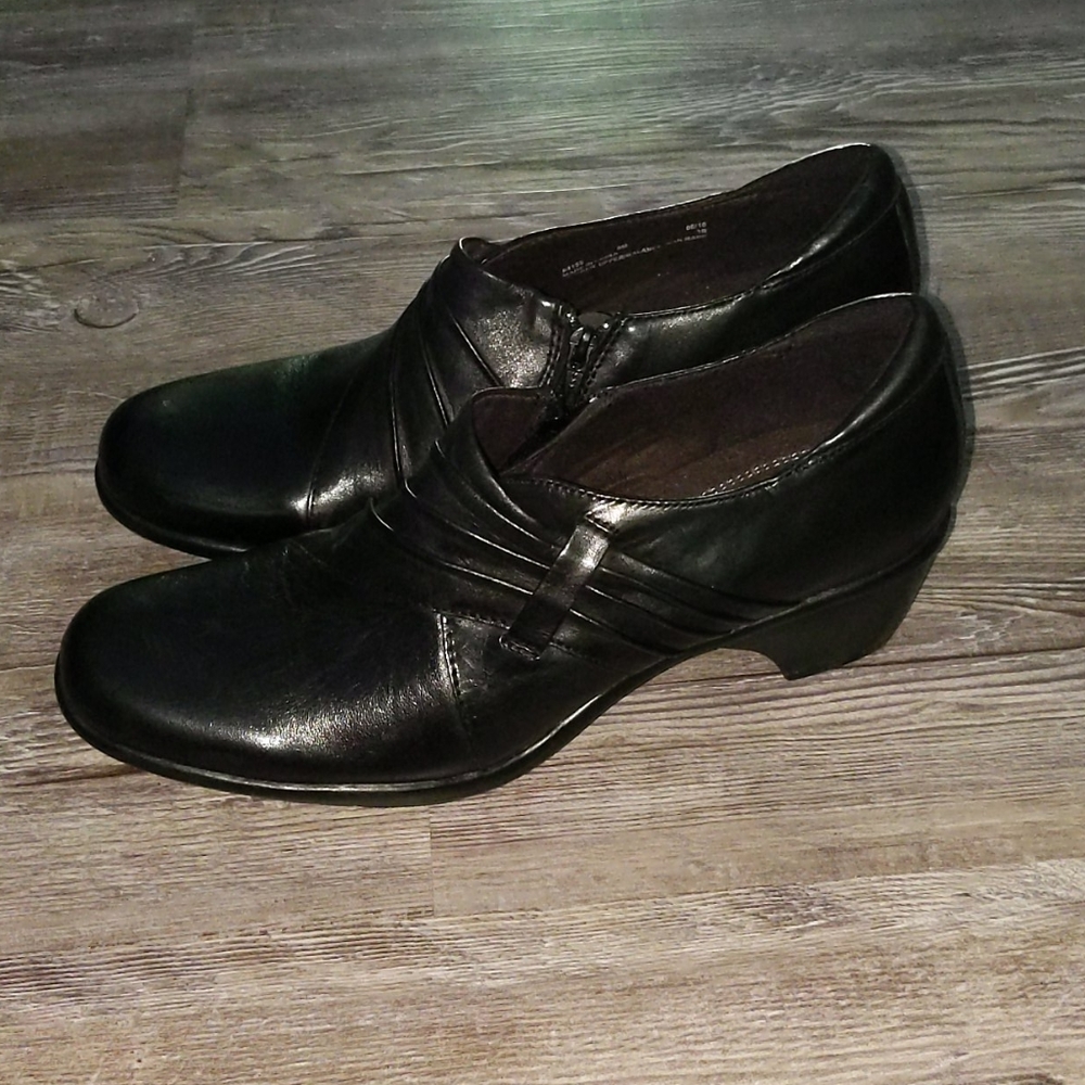 Clarks black bendable shoe booties  Sz 9